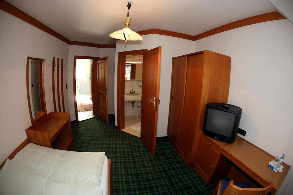 Gaestehaus Thomahan Friesach  Habitación foto
